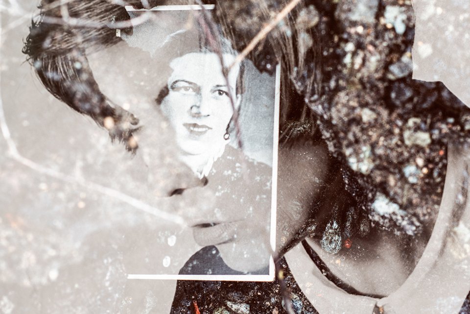 Die Collage zeigt zwei Frauengesichter als Erinnerung an eine Tote