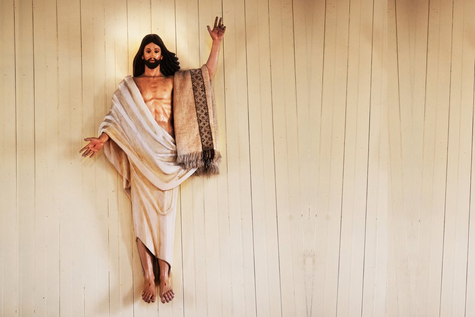 Jesus im Gewand hat die Arme ausgebreitet