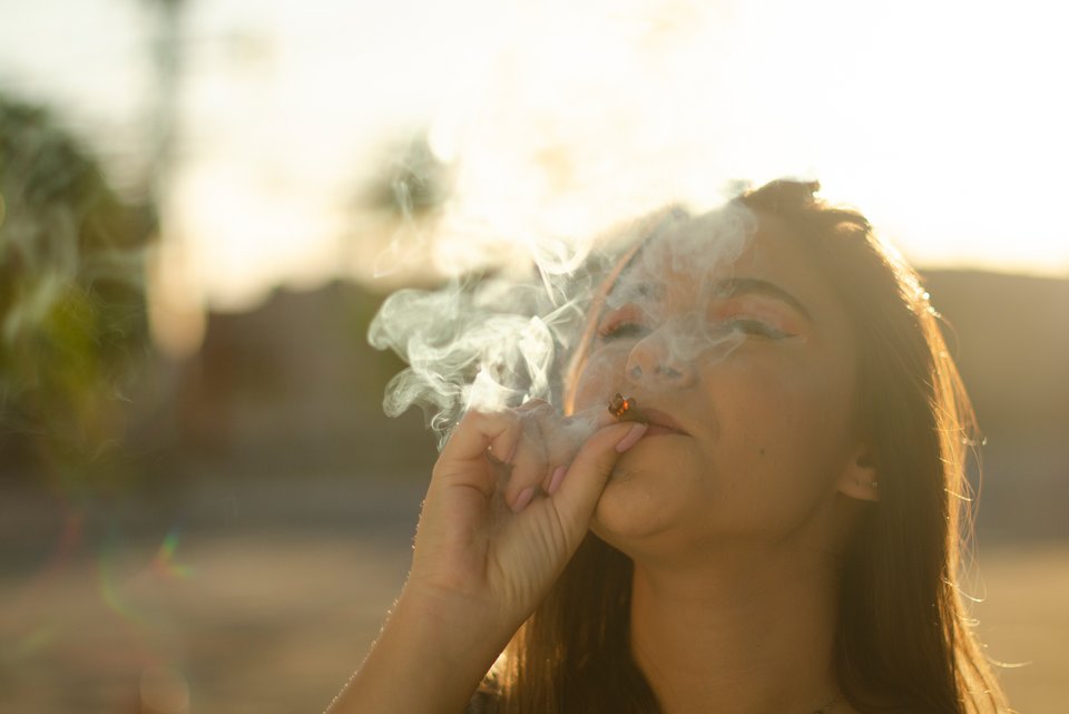Eine Frau raucht Cannabis.