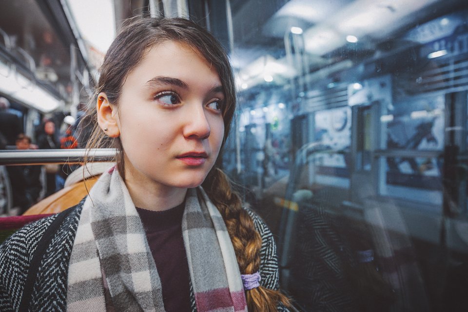Eine Mädchen fürchtet sich sichtlich in der U-Bahn.