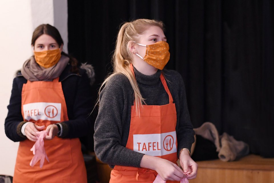 Zwei Frauen von einer Tafen in Rottenburg tragen Mundschutz und Schutzhandschuhe und helfen freiwillig in dieser Corona-Krisenzeit