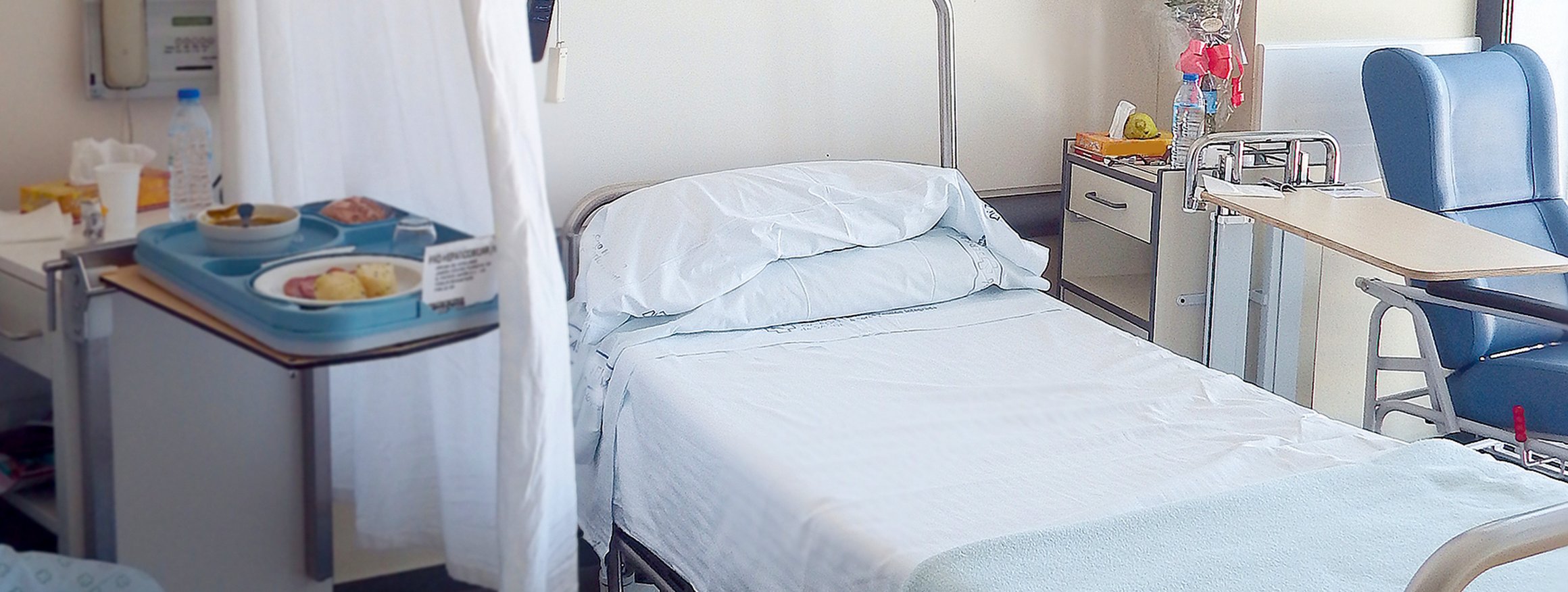 Ein Bett in einem Krankenhaus