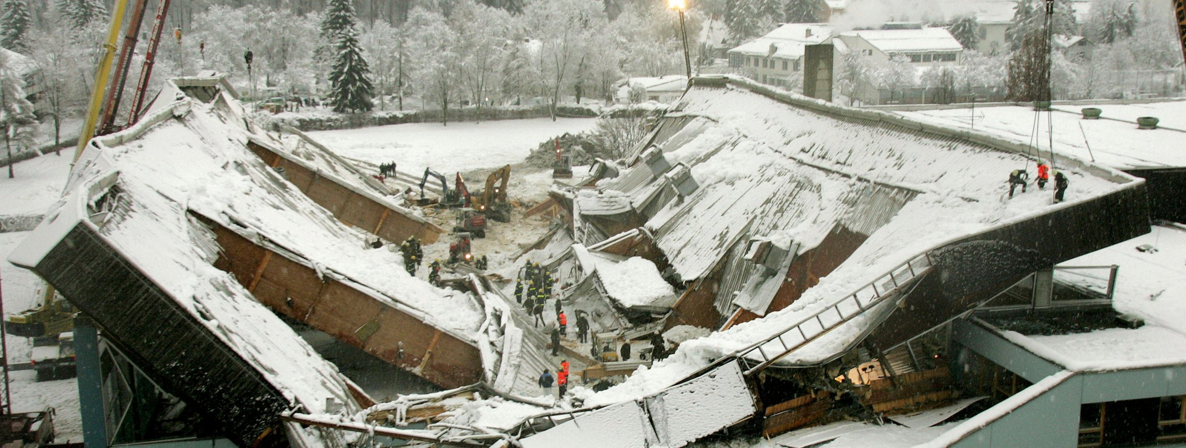 Rettungskräfte sind an der eingestürzten Eissporthalle in Bad Reichenhall im Januar 2006