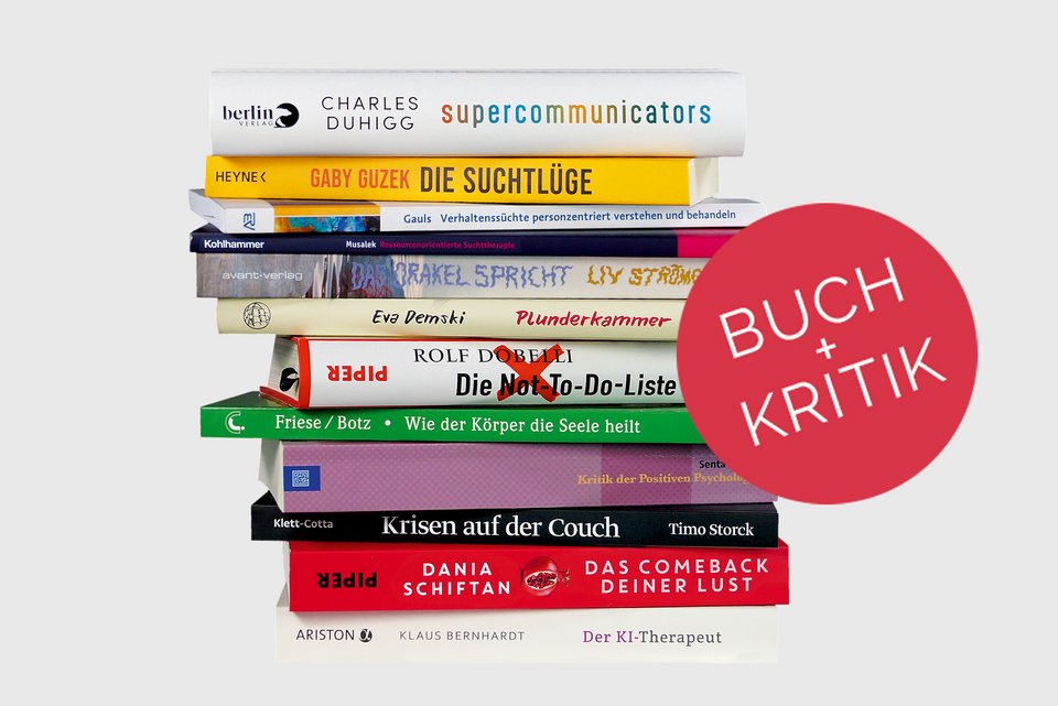 Ein Bücherstapel mit den Büchern, die in Ausgabe 6/2025 vorgestellt werden