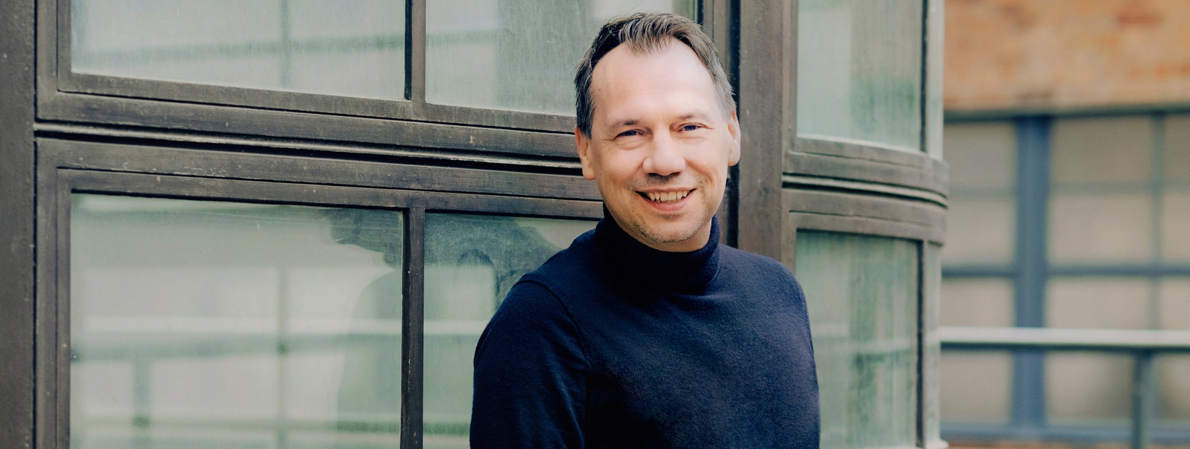 Das Foto zeigt den Bestseller-Autor Sebastian Fitzek, der erzählt, dass er keine Angst mehr hat, andere unabsichtlich zu verletzen.