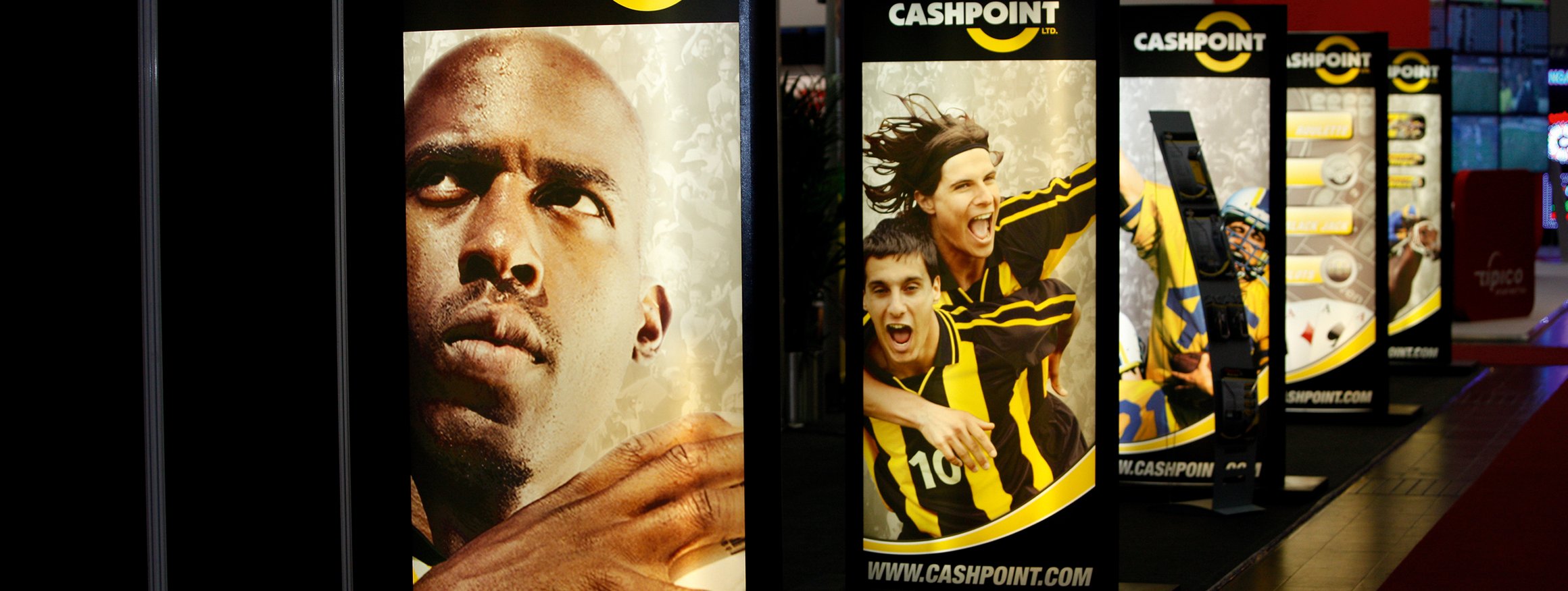Ein Messestand mit Werbeplakaten des Sportwetten-Anbieters Cashpoint