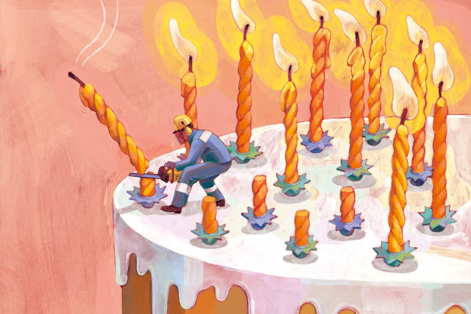 Die Illustration zeigt einen Forstarbeiter mit Kettensäge, Helm und Maske auf einer Geburtstagstorte, der gerade die Kerzen auf der Torte nach und nach fällt