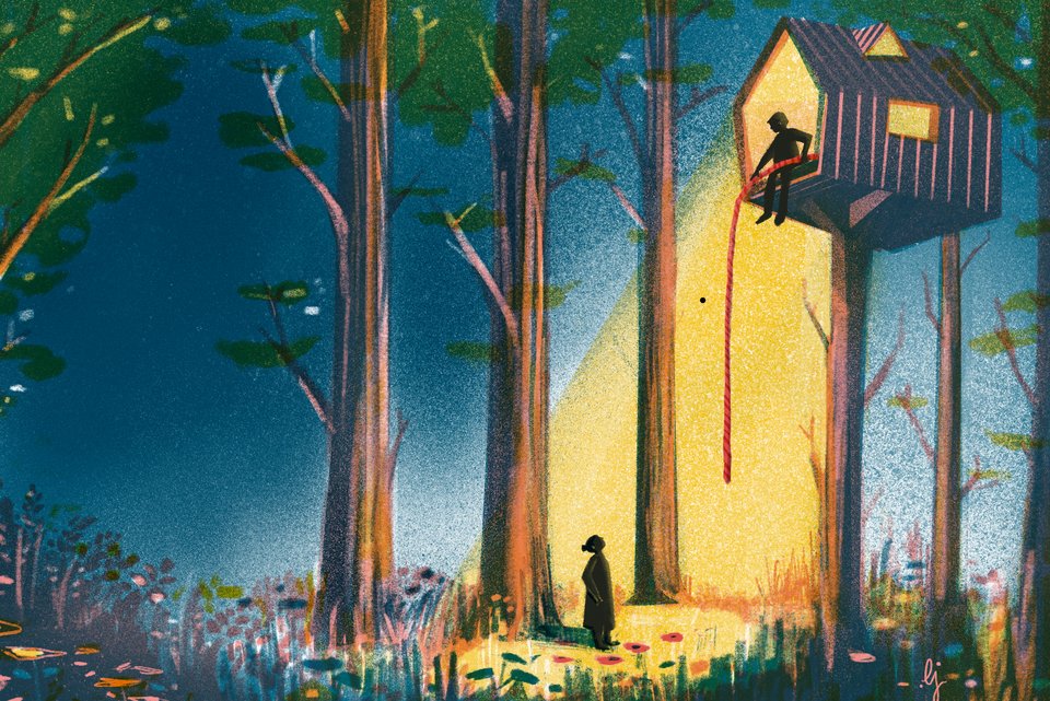 Ein Mann sitzt im dunklen Wald in einem erhellten Baumhaus und lässt ein rotes Seil herunter zu einer Frau, die am Boden steht und nach oben schaut