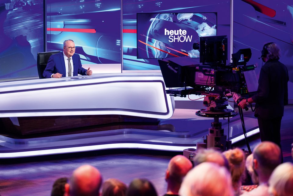 Der Moderator Oliver Welke sitzt in seinem ZDF-Fernsehstudio und moderiert die Heute Show