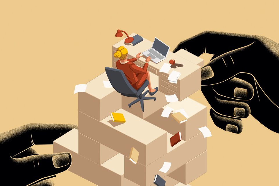 Die Illustration zeigt eine Angestellte, die auf einem Schreibtischturm sitzt und Blätter und Bücher herunterfallen, während zwei große dunkle Hände am Turm herumschieben wie bei einem Spiel