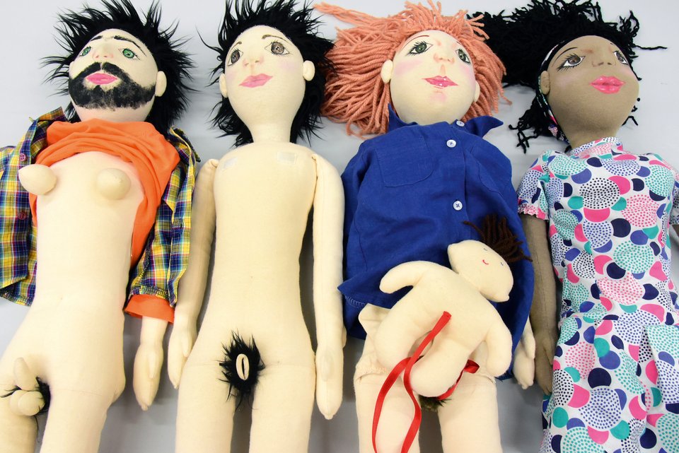 Sexualpädagogische Handpuppen liegen nebeneinander aufgereiht und dienen dem Masterstudiengang Angewandte Sexualwissenschaft an der Hochschule Merseburg zur Anschauung