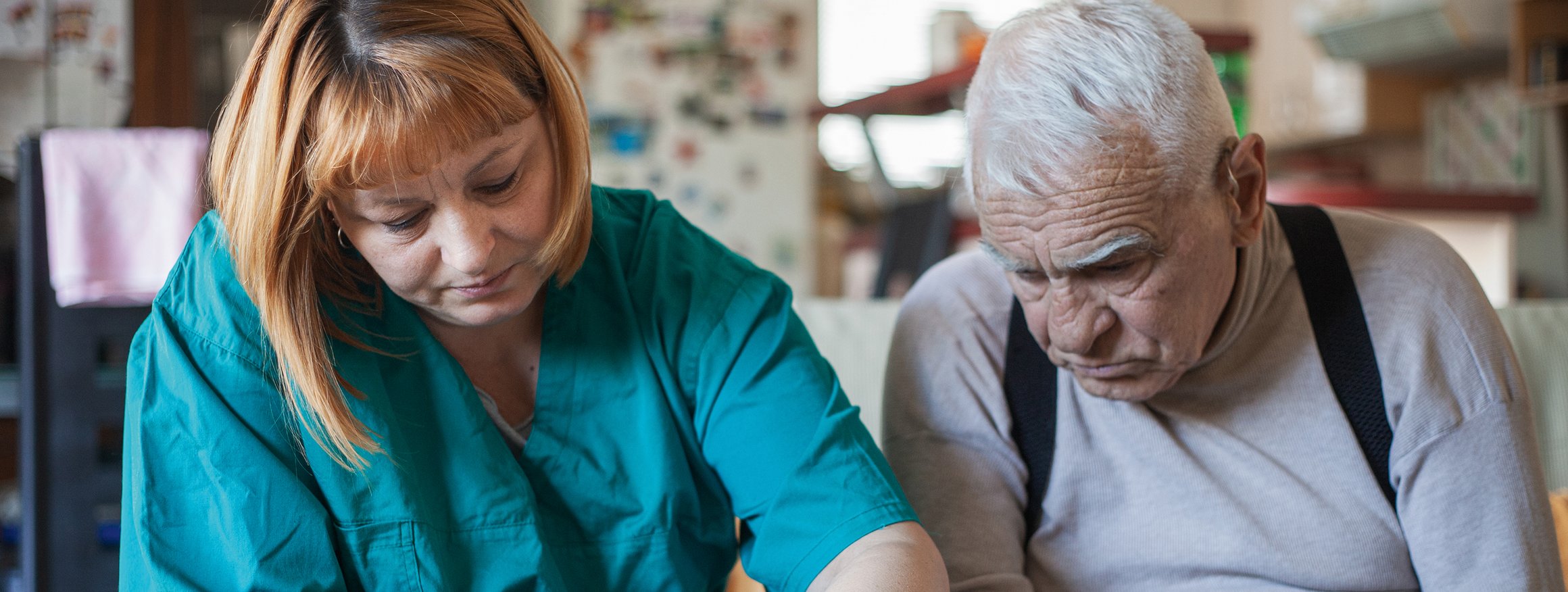 Eine Pflegekraft kümmert sich um einen Patienten