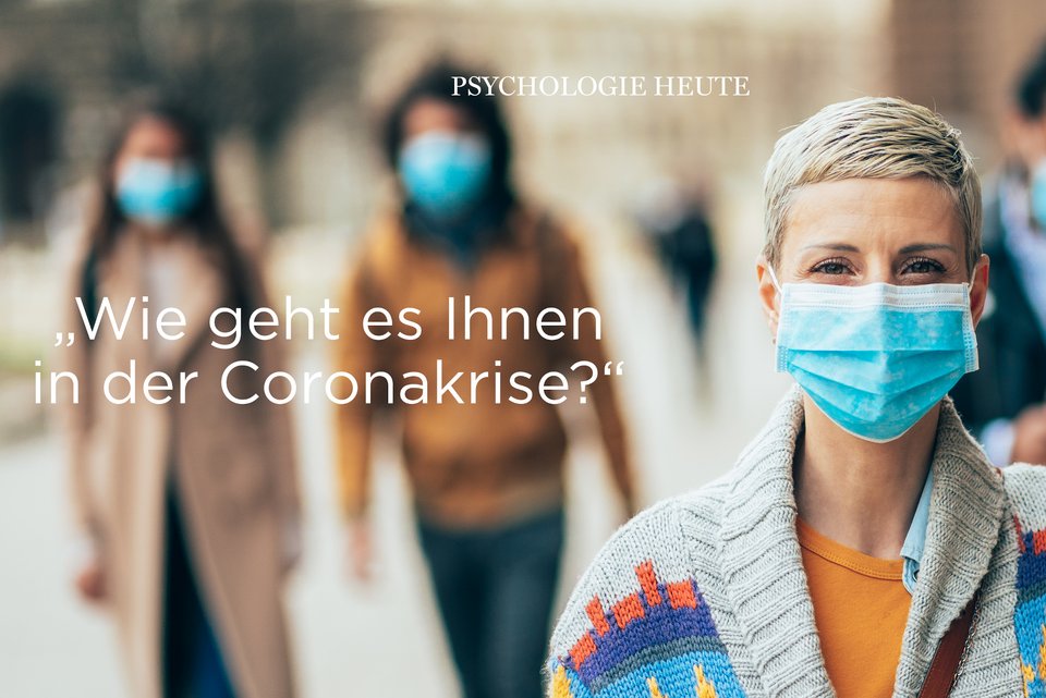 Das Bild zeigt eine Frau mit Maske.