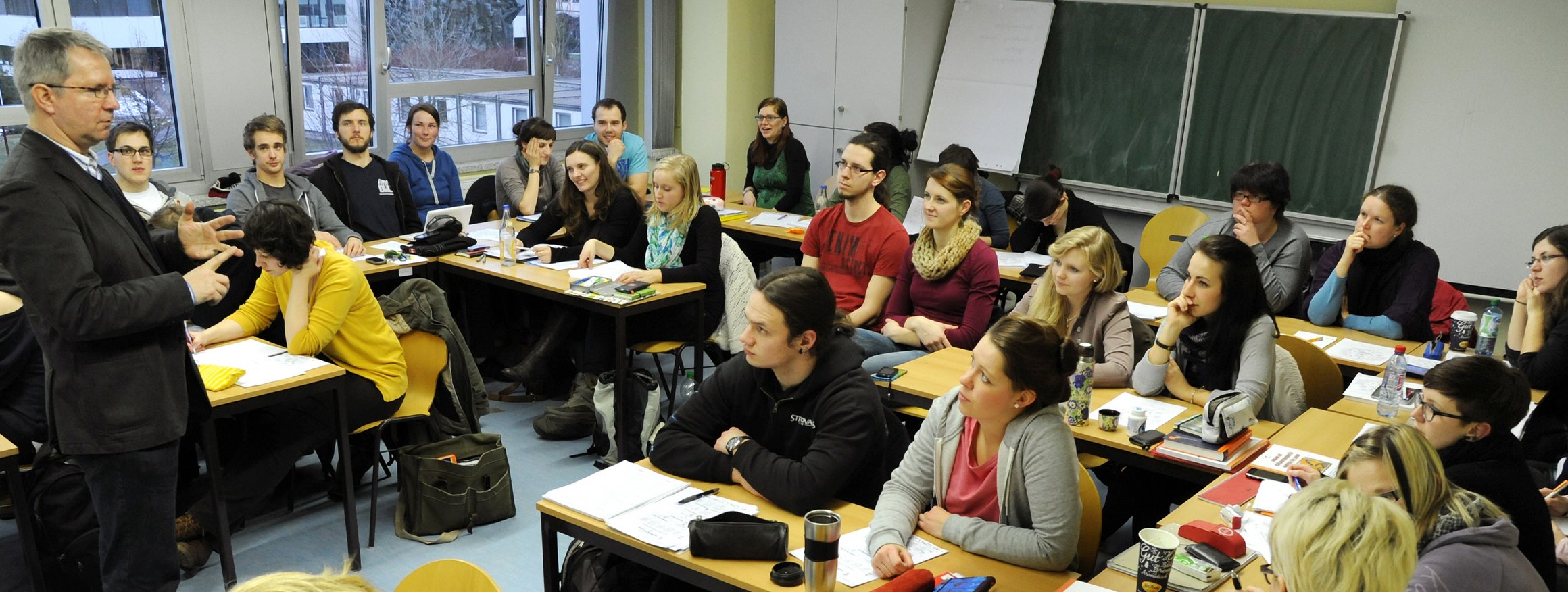 Ein Dozent referiert vor Studierenden der Universität Leipzig