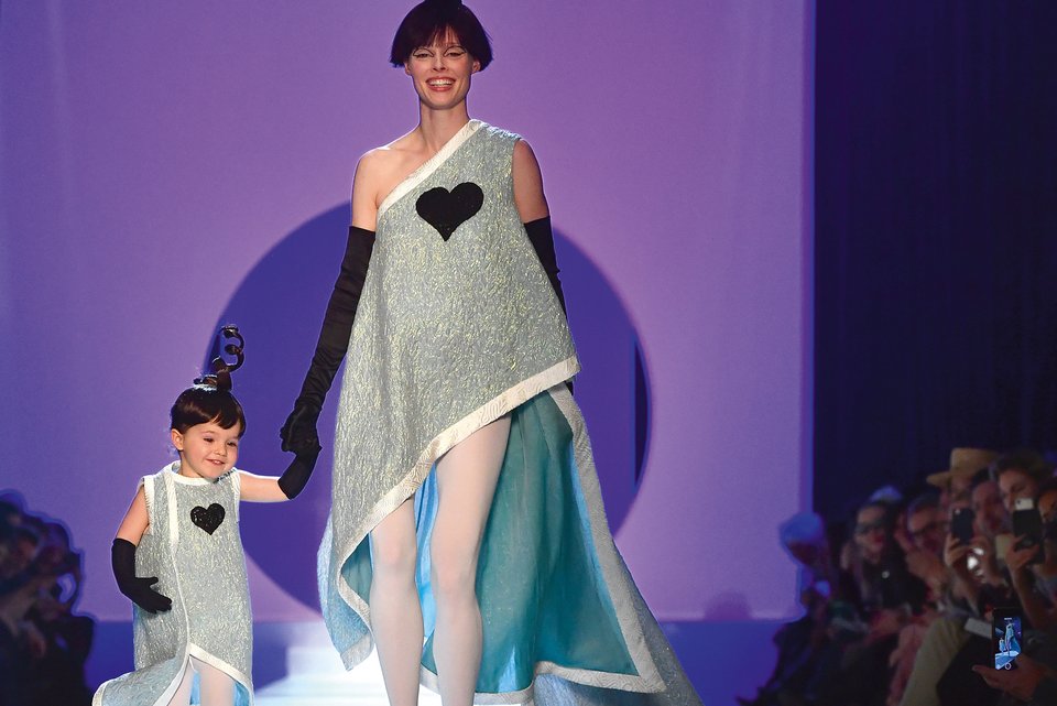 Das kanadische Model Mikhaila "Coco" Rocha läuft gemeinsam mit ihrer Tochter über den Laufsteg bei der Jean-Paul-Gaultier-Show in Paris 2018