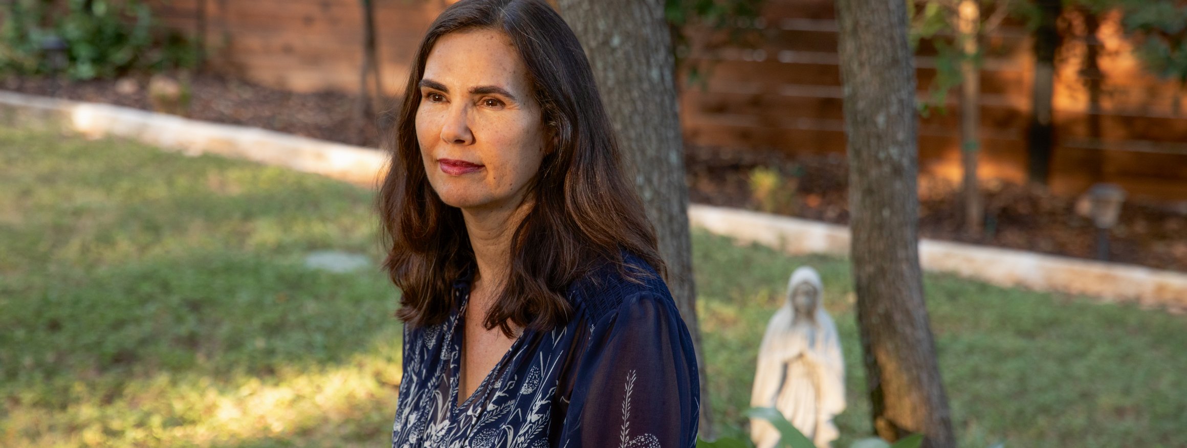 Die Psychologin Kristin Neff sitzt in ihrem Garten in Texas