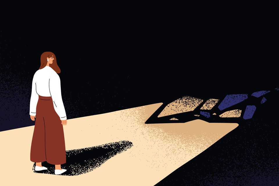Die Illustration zeigt eine Frau auf erleuchtetem Weg in sonst herrschender Dunkelheit, der vor ihr beginnt wegzubrechen.