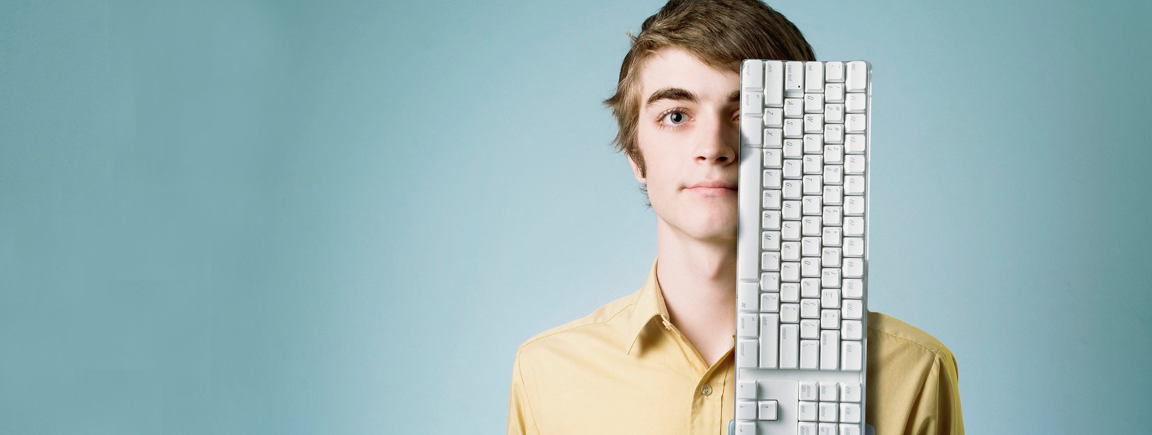 Ein junger autistischer Mann mit Tastatur ist ein IT-Spezialist
