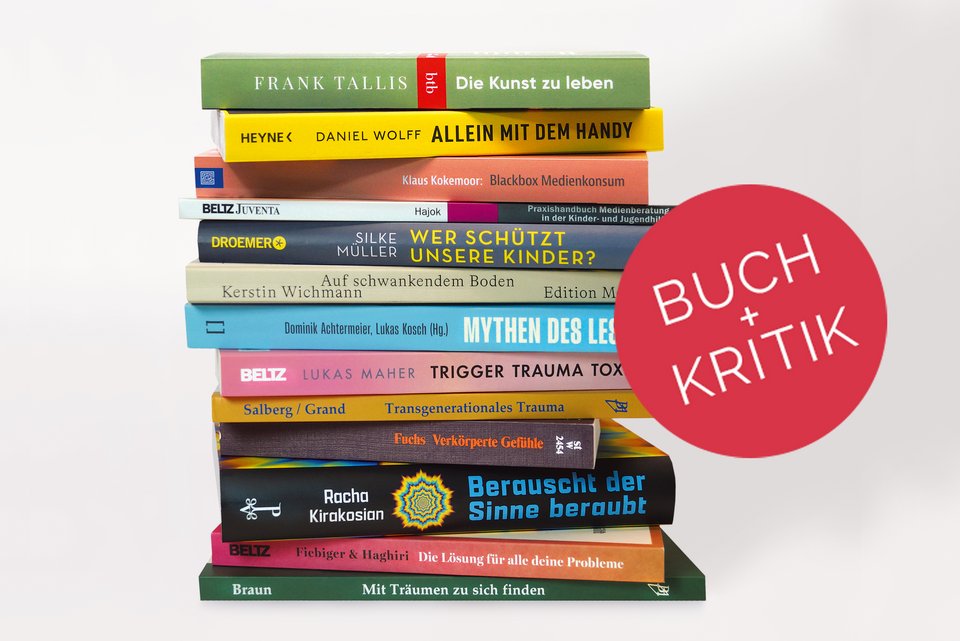Ein Bücherstapel mit den Büchern, die in Ausgabe 8/2025 vorgestellt werden