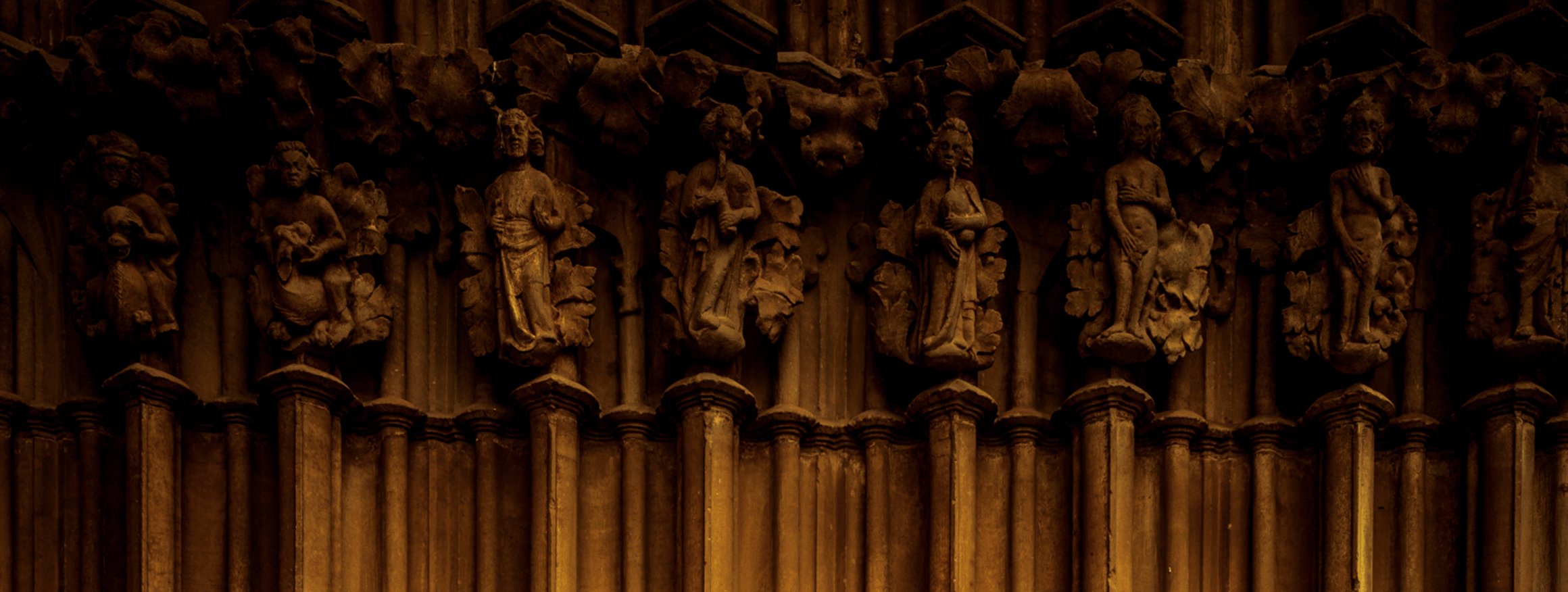 Die Kirchensäulen mit Heiligenfiguren im Innenraum eines Gotteshauses