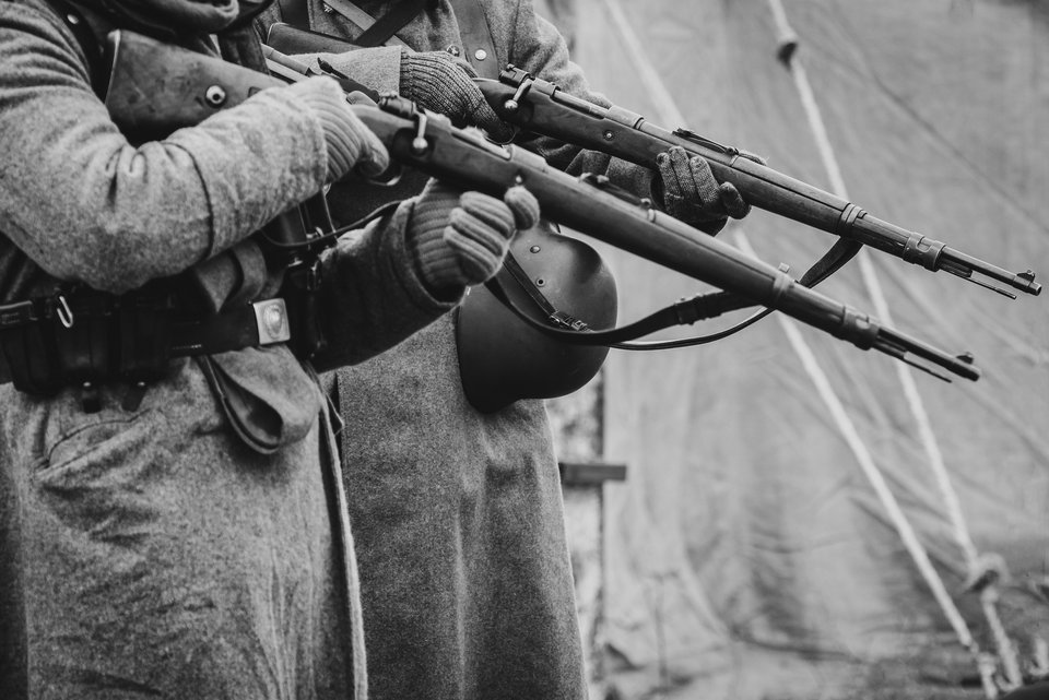 Soldaten im zweiten Weltkrieg halten ihre Waffen auf ein Ziel gerichtet