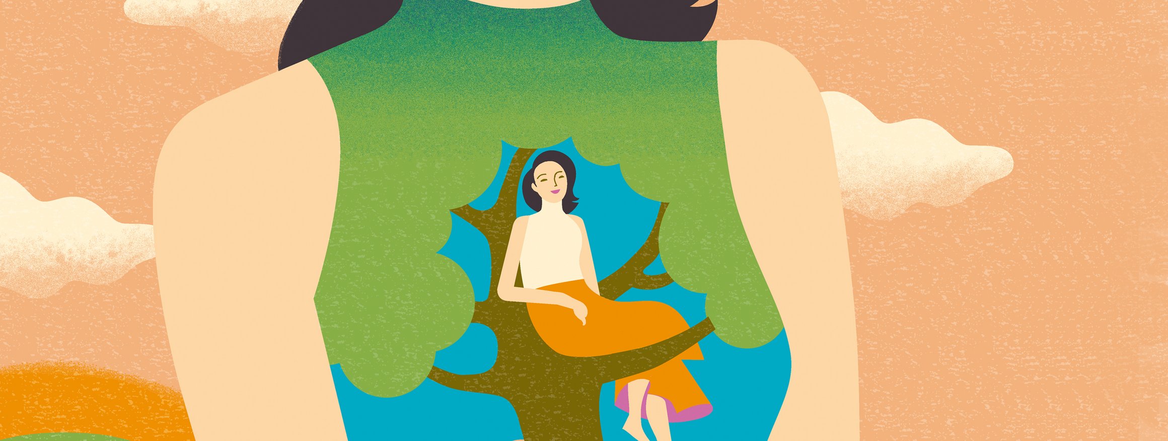 Eine Frau trägt ein Shirt, auf dem sie selbst zu sehen ist, wie sie entspannt auf dem Ast eines Baumes sitzt, hinter ihr der blaue Himmel