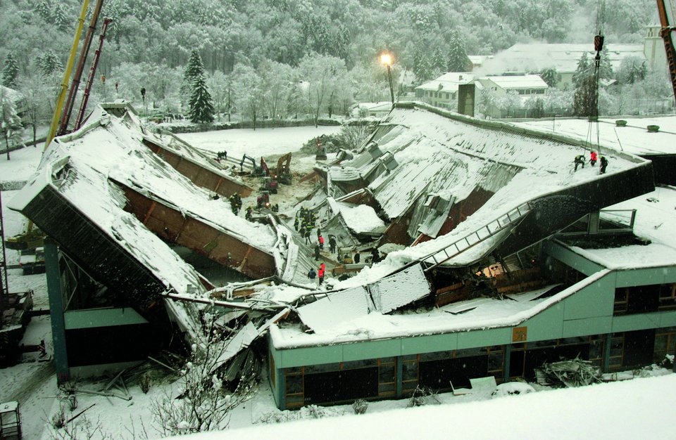 Rettungskräfte sind an der eingestürzten Eissporthalle in Bad Reichenhall im Januar 2006