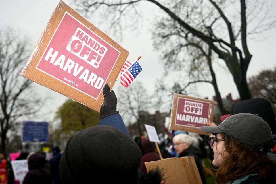 Studenten der Harvard-Univesität in den USA bei einer Demonstration gegen Bugetkürzungen und Trumps Einmischungen
