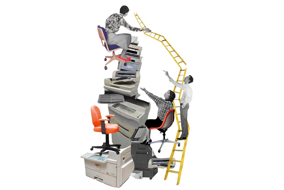 Die Collage zeigt eine Vorgesetzte auf einem Bürostuhl auf der Spitze eines Turmes aus Büromaterial und vor ihr sind zwei Mitarbeiter die auf einer Leiter zu ihr herauf schauen