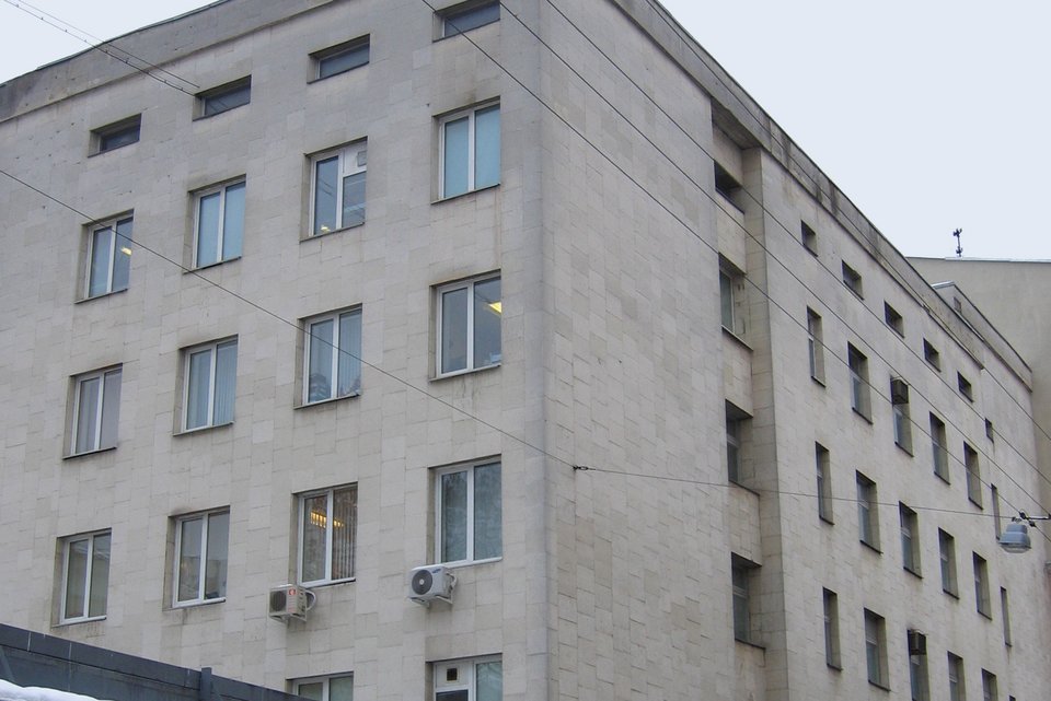 Das Serbski-Wissenschaftszentrum für Sozial- und Gerichtspsychiatrie in Moskau ist ein großes, graues Gebäude mit vielen Fenstern