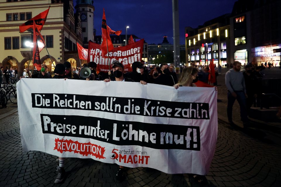 Eine Demonstration in Leipzig im September 2022 abends gegen die Energie- und Sozialpolitik der Bundesregierung.