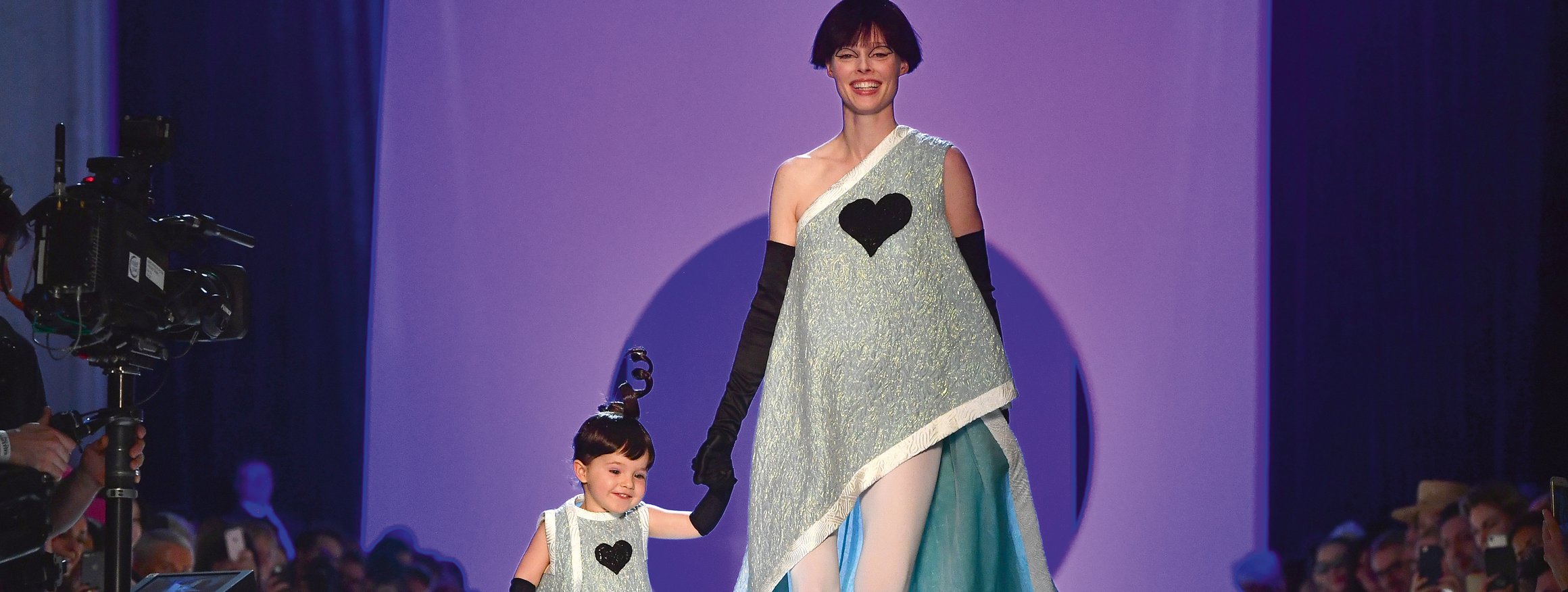 Das kanadische Model Mikhaila "Coco" Rocha läuft gemeinsam mit ihrer Tochter über den Laufsteg bei der Jean-Paul-Gaultier-Show in Paris 2018