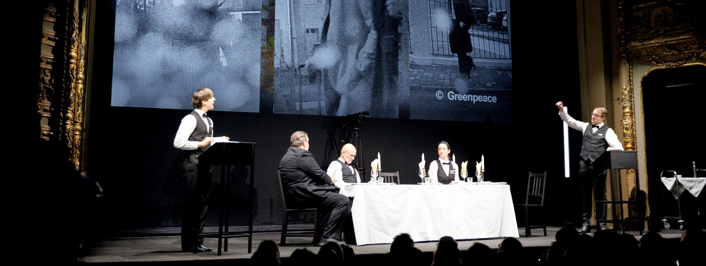 Die Schauspieler des Berliner Ensemble stellen auf der Bühne das geheime Potsdamer Treffen von rechtsextremen Kräften im Januar 2024 nach