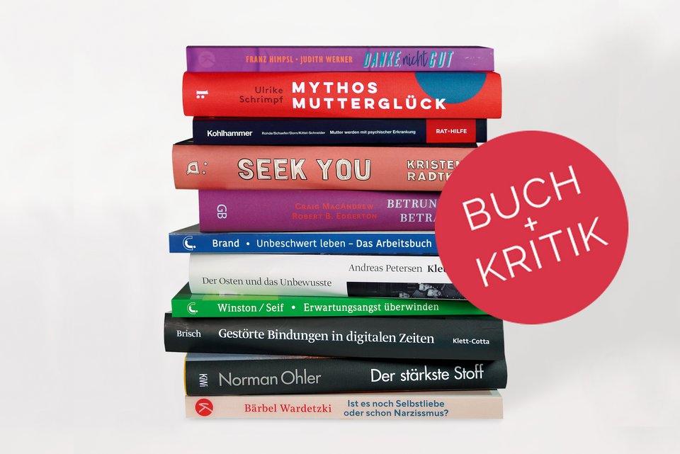 Ein Bücherstapel mit den Büchern, die in Ausgabe 7/2024 vorgestellt werden