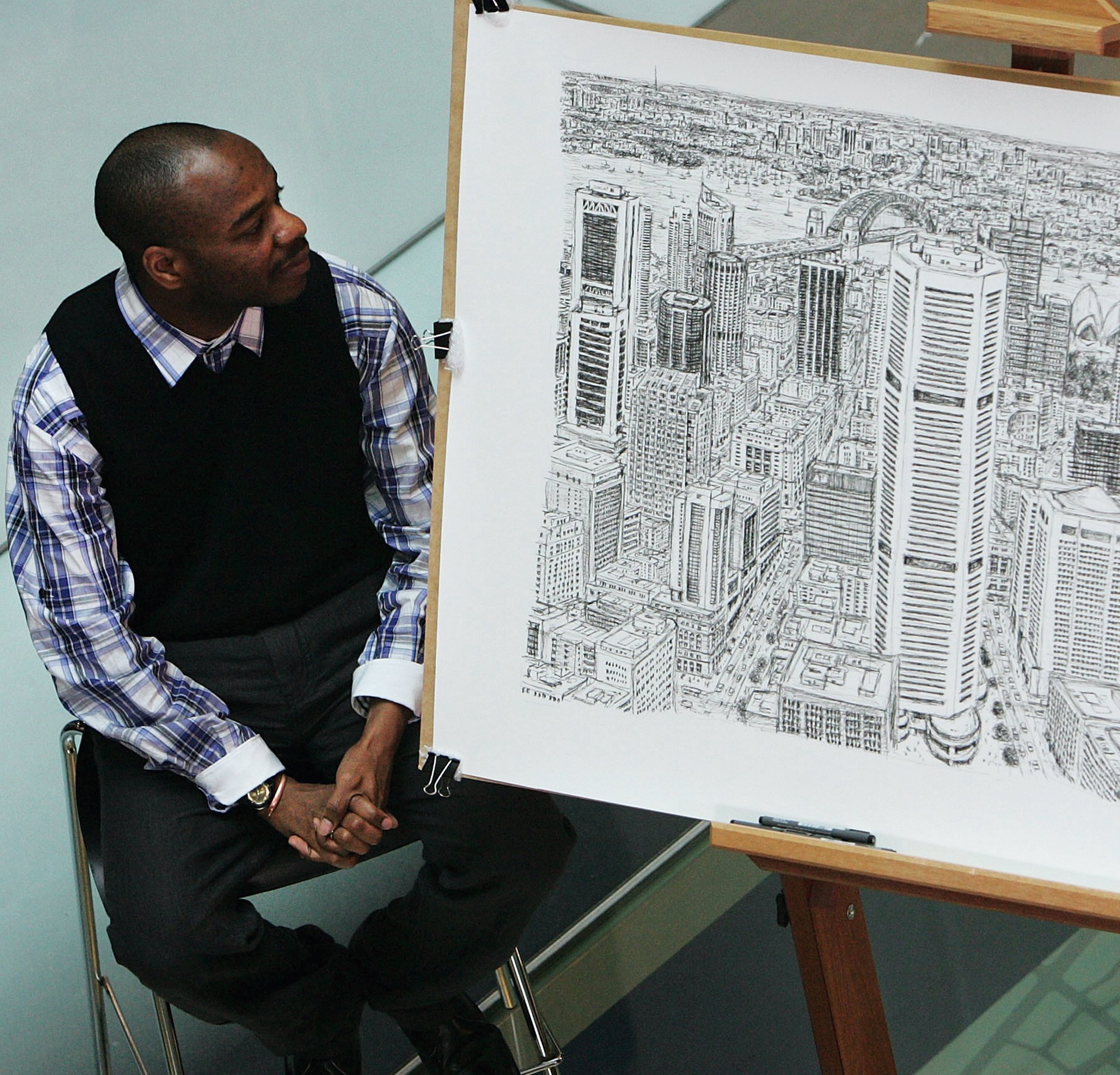 Das Bild zeigt den Künstler Stephen Wiltshire, der detaillierte Stadtansichten aus dem Gedächtnis zeichnet – nach nur einem Blick auf das Original.