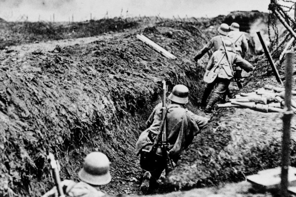Die schwarz-weiß-Fotografie zeigt Soldaten im Ersten Weltkrieg im Schützengraben bei Sedan