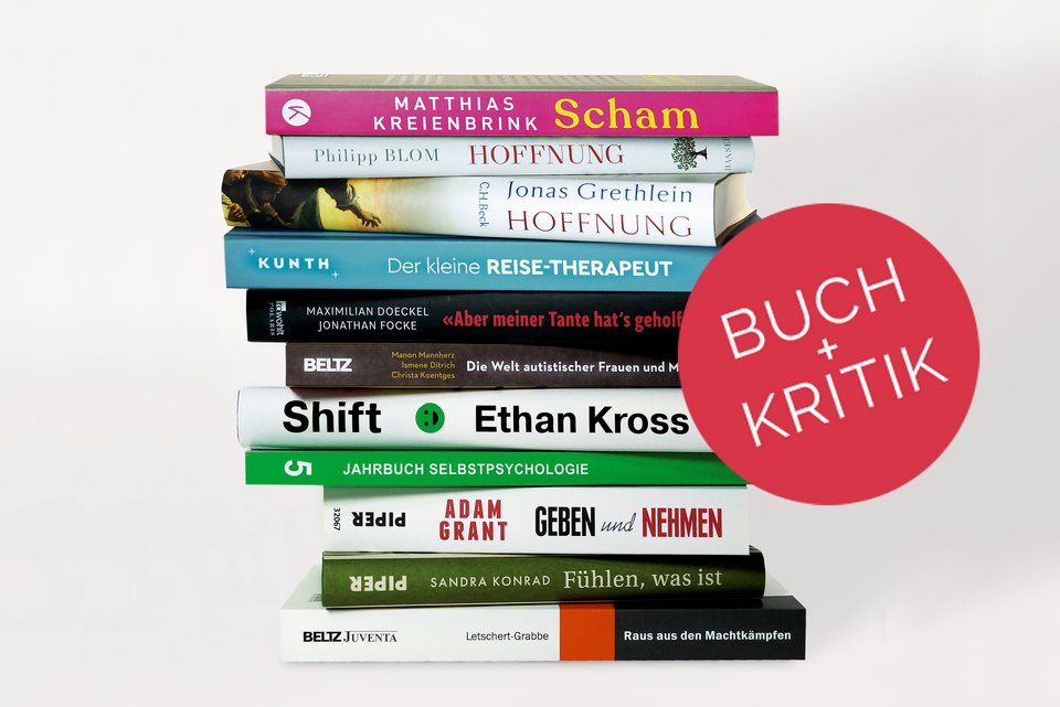 Ein Bücherstapel mit den Büchern, die in Ausgabe 7/2025 vorgestellt werden