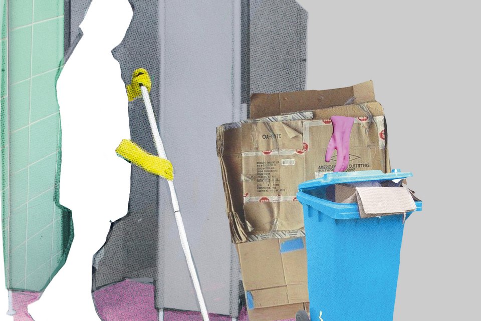 Die Illustration zeigt eine weibliche Reinigungskraft mit Wischmob, daneben steht ein alter Karton und eine blaue Mülltonne