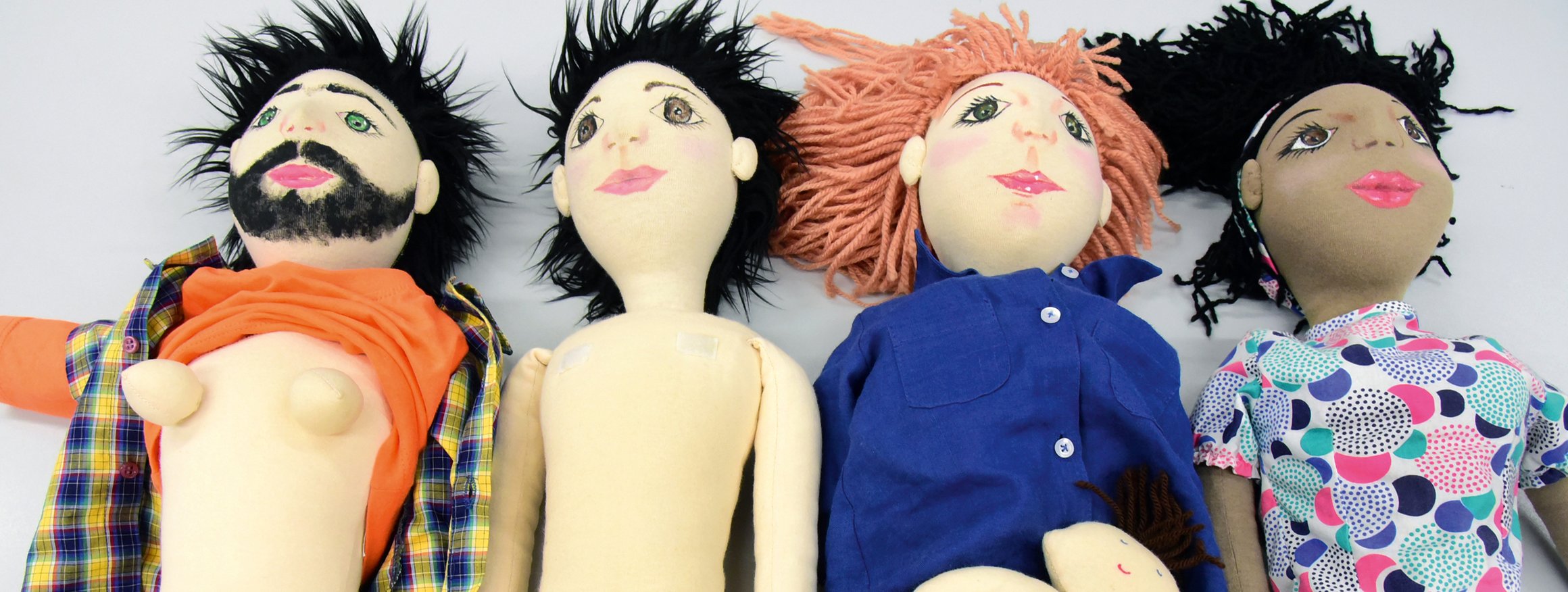 Sexualpädagogische Handpuppen liegen nebeneinander aufgereiht und dienen dem Masterstudiengang Angewandte Sexualwissenschaft an der Hochschule Merseburg zur Anschauung