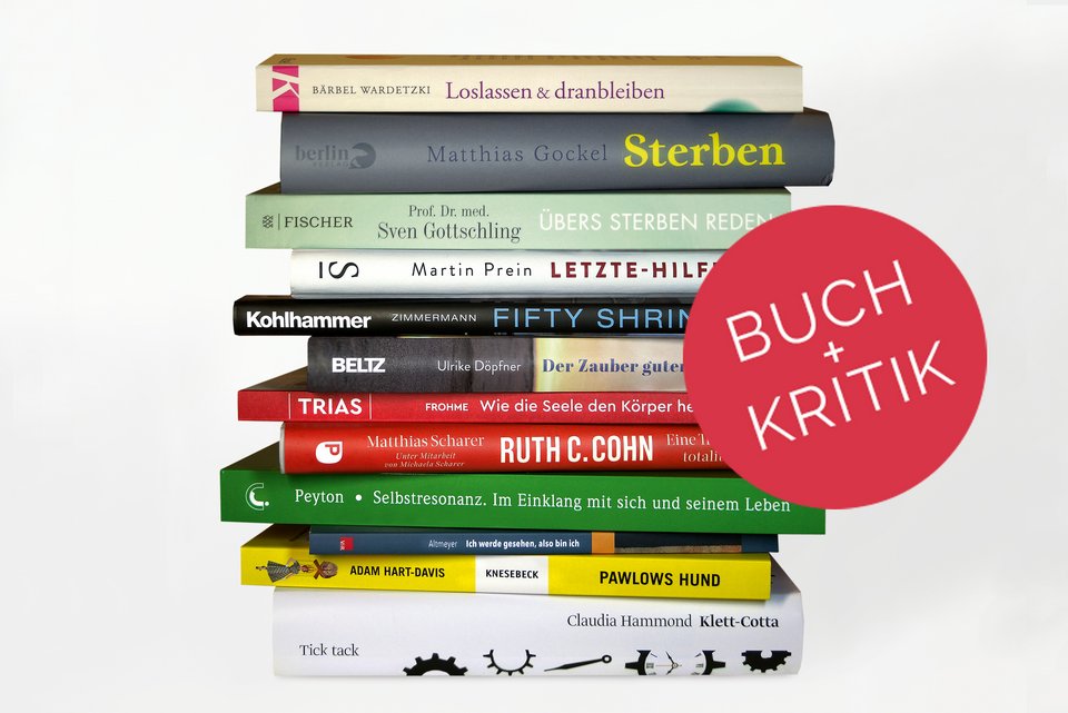 Ein Bücherstapel mit den aktuellen Rezensionen aus der Ausgabe 7/2020