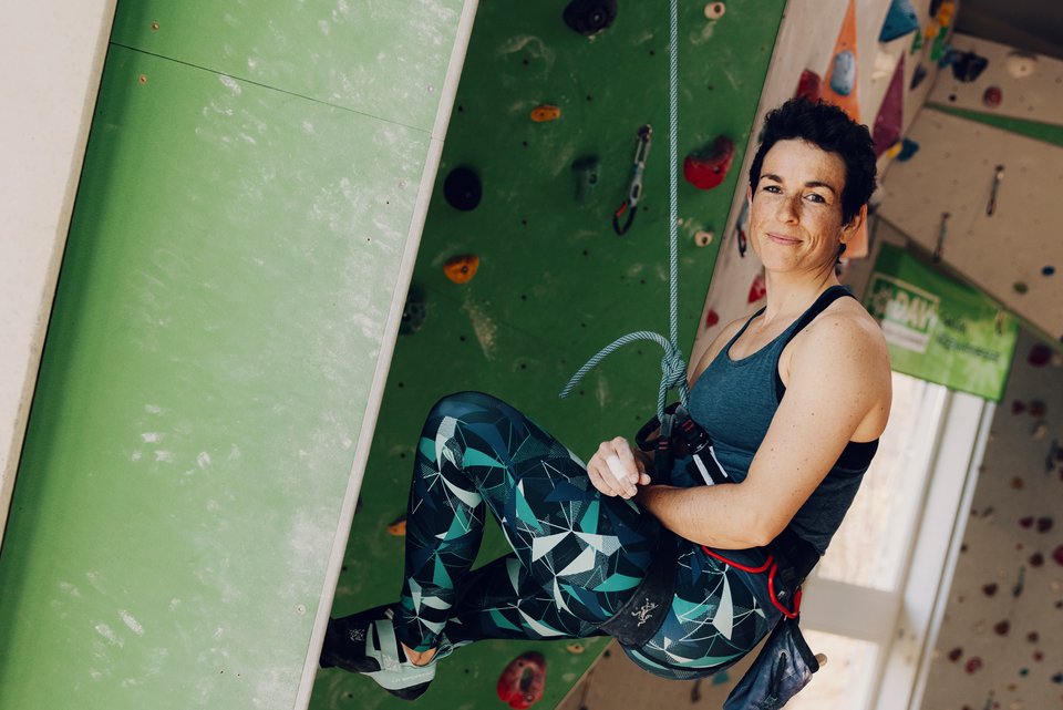 Erika Dürr hängt in der Kletterhalle an einem Sicherungsseil und hat keine Angst mehr vor dem Klettern