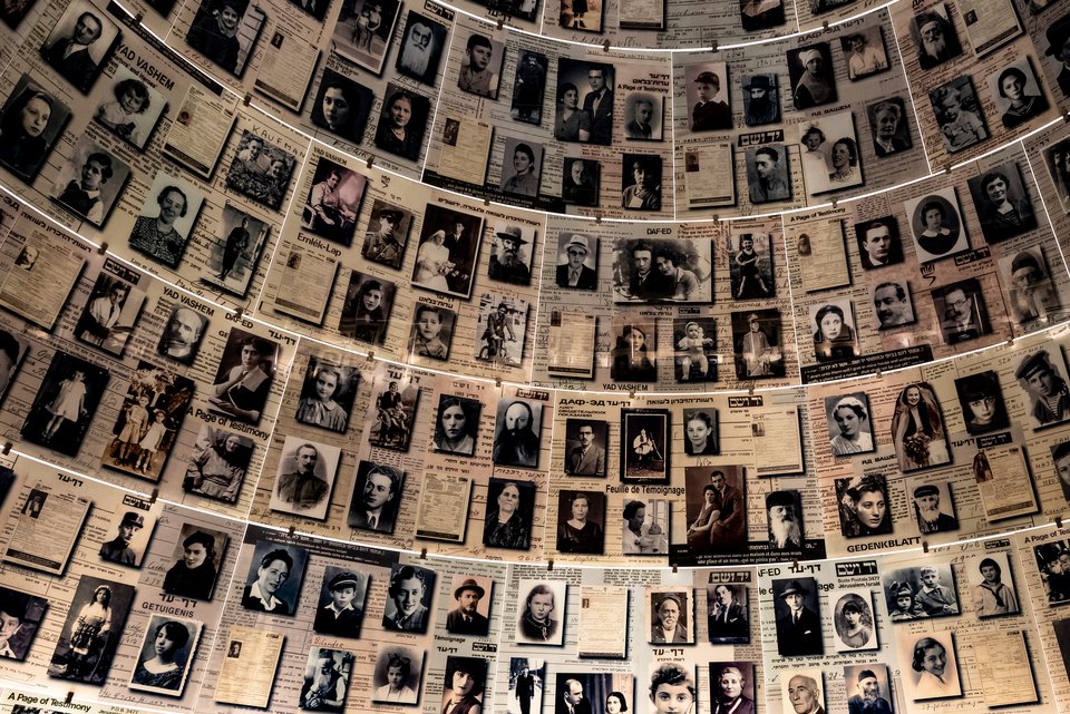 Eine Bilderwand in der Halle der Namen in der Holocaust-Gedenkstätte Yad Vashem