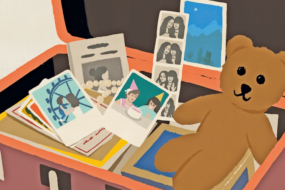 Die Illustration zeigt einen alten Koffer mit Fotos und einem braunen Teddybär darin