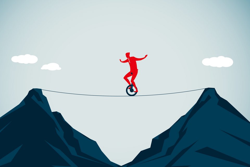 Die Illustration zeigt einen roten Mann im Anzug auf einem Einrad, der riskant auf einem Seil von einer Bergspitze zur anderen balanciert