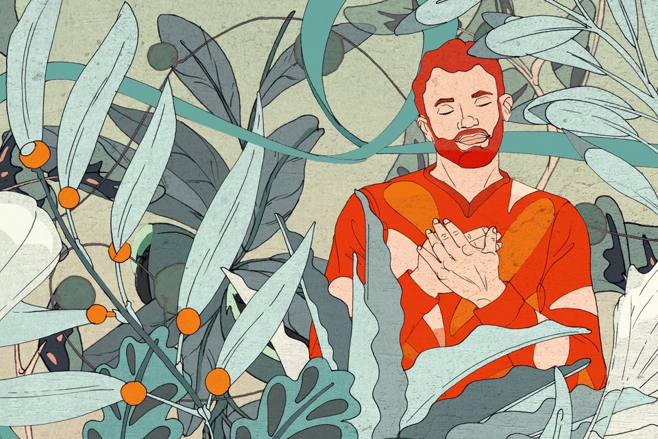 Ein junger Mann mit roten Haaren, Bart und T-Shirt hält sich, vor Dankbarkeit gerührt, die Hände an das Herz, und is dabei umringt von Pflanzen