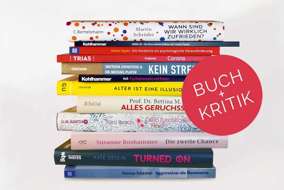 Ein Bücherstapel mit den aktuellen Rezensionen aus der aktuellen Ausgabe 11/2020