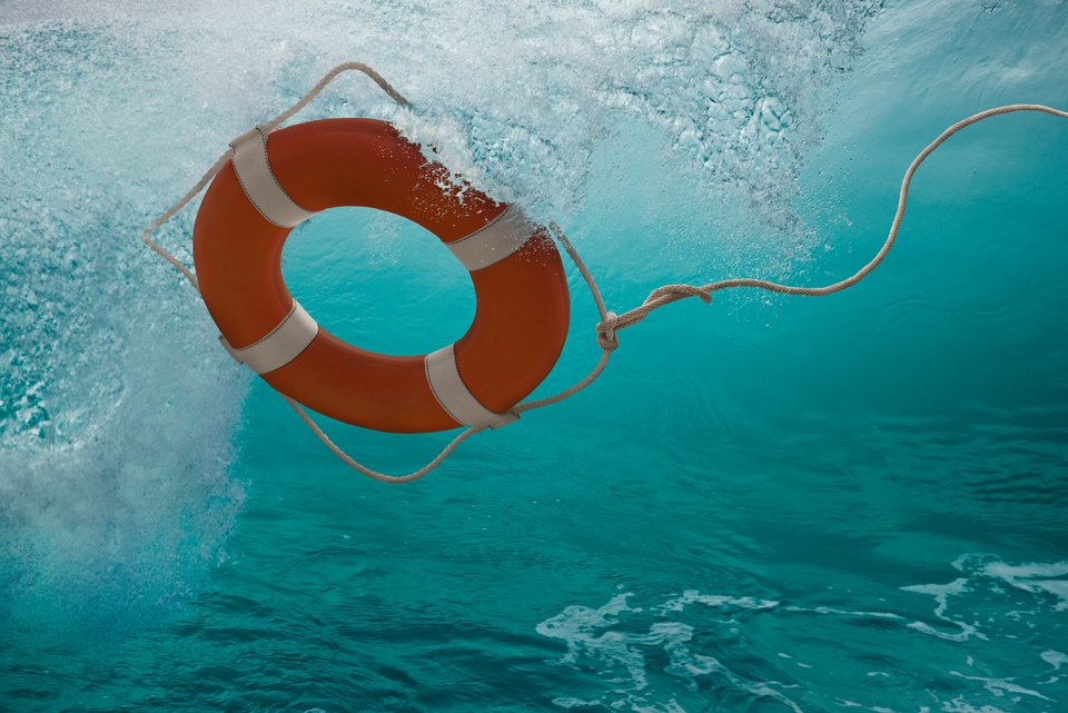 Ein Rettungsring im Wasser als Rettung vor dem Ertrinken