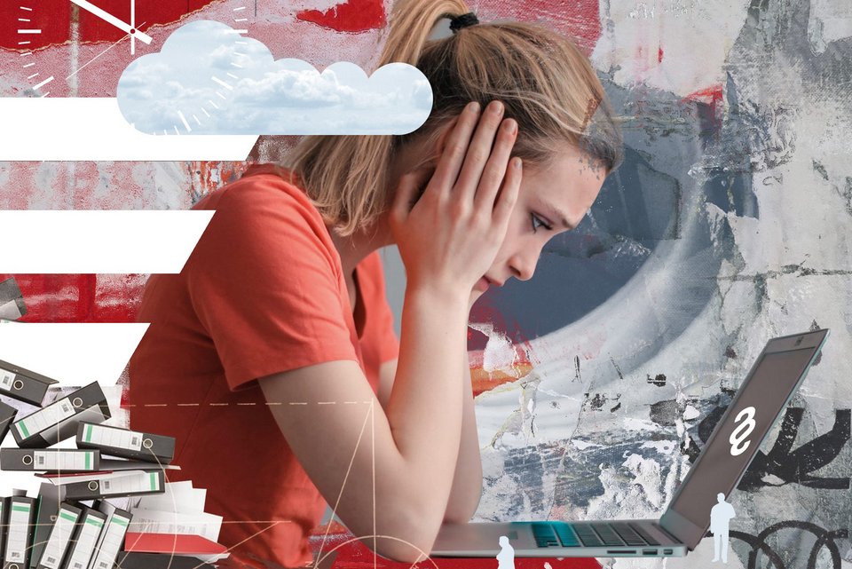 Die Collage zeigt eine Frau am Arbeitsplatz, vor ihrem Laptop sitzend, ihren Kopf auf ihre Hände stützt und gestresst ist