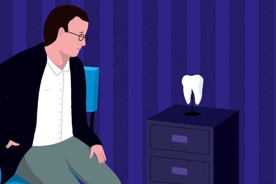 Ein Mann sitzt in einem Behandlungszimmer beim Zahnarzt und schaut nachdenklich auf einen großen weißen Zahn als Skulptur auf einem kleinen Schrank.