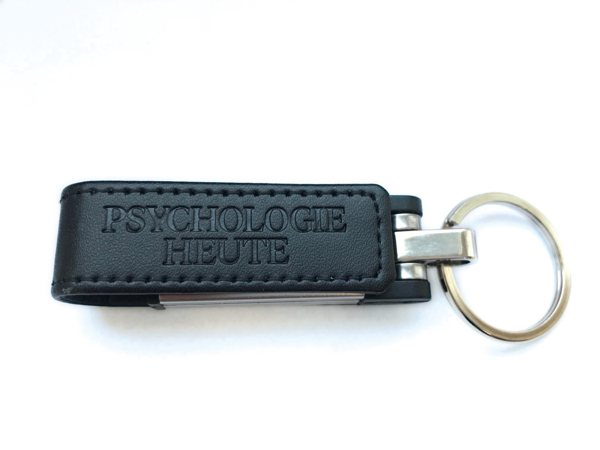 USB-Stick als Schlüsselanhänger aus Kunstleder in Schwarz - Speicherkapazität 64 GB - mit drei aufgespielten Dossiers als PDF zu den Themen "Narzissmus", "Treue und Untreue" und "Vorurteile".